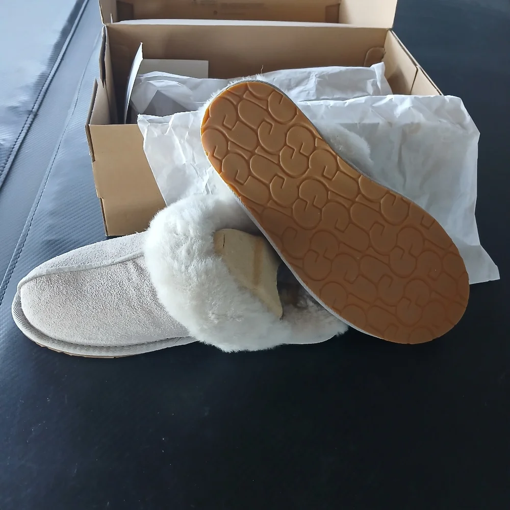 Brand New In Box, Womens UGG gray Slippers. Size 7. - Picture 4 of 6
